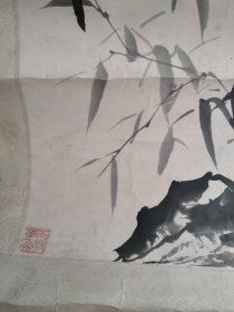 中美协会员，辽宁及大连美协会员郑板桥研究院院长梁文敏竹石图中堂立轴一幅，画心约130*51公分，保老保真！墨竹画工不错有当代板桥之称，此幅构图饱满笔墨劲健应为作者精心之作，惠友价出~