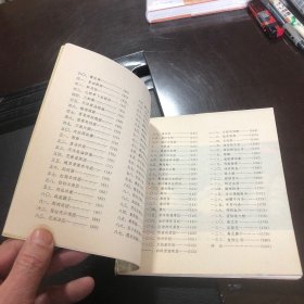 中国小吃 上海风味（80年代老菜谱）一版一印（由上海饮食服务公司组织烹饪技师和特级厨师编写，上海传统风味小吃是一类上海地方小吃，在南宋时即有记载，制作渐趋精美，在清时随着上海商业日益繁荣，应时适令的各类米、面类小吃品种更为丰富。上海城隍庙美食街一带，甚至可称得上是小吃的王国，绿波廊的特色点心、松月楼的素菜包、松云楼的八宝饭、南翔小笼、宁波汤团和酒酿圆子等，都是游上海不可错过的美味小点。）