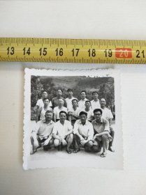 老黑白照片 :1979年 杭州市委赴淳山区生产发展情况调查队至秋沅公社调查组全体合影