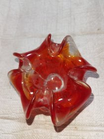 老琉璃红色烟灰缸 手工拉花工艺 玫瑰花瓣造型 大气漂亮品相完好 无磕碰 可当花瓶摆件 收藏价值高 ，实物图片按图发货偏远地区邮费再议。