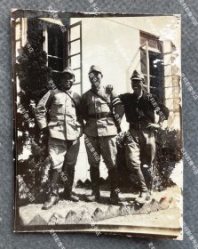 1941年 上海吴淞兵营内的日军第5师团步兵第21旅团三名士兵合影 原版老照片一枚（照片背面有1941年6月7日“松第二部隊本部”即日军第5师团步兵第21旅团司令部检阅章。）