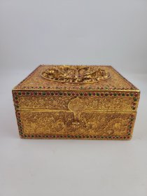珍藏铜鎏金，镶嵌宝石蝴蝶经书，乾隆年制，做工精细，工艺精湛，重量4329.8克