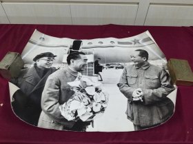 毛主席周总理朱德委员长在机场 原版厚相纸老照片 尺寸61/44 有一处破口