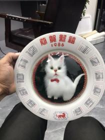 1986年恭喜发财猫盘，瓷非常厚实细腻，小猫非常生动，不可多得的精品