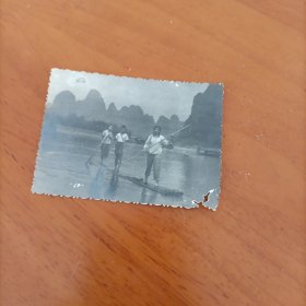 桂林山水划竹筏的女孩