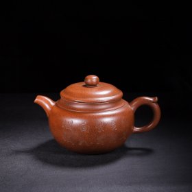 珍藏精品紫砂壶 品名：仿古 底款：王南林 尺寸：18/10cm 容量：500cc 紫砂分类：原矿底槽清 底款介绍：王南林，清代著名陶艺家，有《素身圆清壶》传世。号南林，家羽后身，即自诩为唐代茶圣陆羽的后裔，紫砂著名大师之一，善制茗壶等砂器。