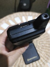 【故障机需要维修，配件机老式模拟机】上世纪九十年代有钱人家使用过的二哥大模拟手机一部 MOTOROLA摩托罗拉 MICRO TAC Ⅱ【配有电池一块】机器不能点亮，外观使用磨损严重，两侧小角有撞击破损，键盘星号键上有小的破损，机内标签不在，无天线，翻盖有小的破损【图片我实拍，品相以图片为准】本商品仅作为配件机或是影视道具摆件出售，不能正常使用