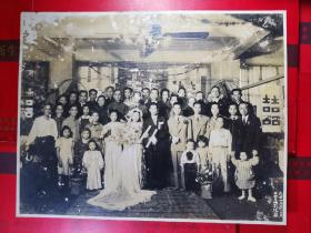 民国三十七年----《广州大家庭结婚合影照片》照片1大张。品如图。A