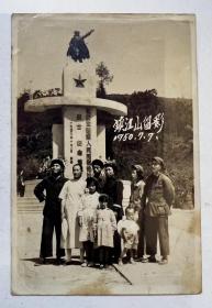 新中国初期1950年 辽宁省丹东市镇江山（现名锦江山）留影！ 老照片 一九四九年10月1日建碑，为解放辽东人民而牺牲的烈士立纪念碑！民国时代色彩浓厚，高端大气上档次...开馆必备品！