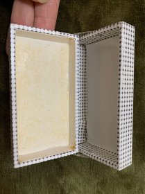 【海外回流  vintage中古】回流中古首饰盒  小年份  很实用  细节可见   内里带金色字母   仔细看好图片，尺寸如图，有瑕疵，介意勿拍，谨慎下单！出售不退！偏远地区邮费联系客服另算！