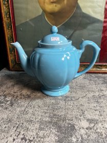 80年代，冰蓝釉茶壶一把，盖磕