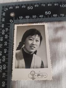 约六十年代辫子姑娘照片一张，常熟庐山照相，Z501