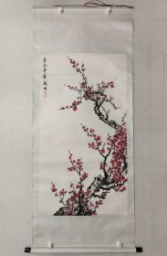 皇家画派代表人物，爱新觉罗.毓峨《红梅》国画113.5*62cm，原装裱立轴。爱新觉罗毓峨，1925年生，字嵋生，号枕石斋，北京人，满族。大画家溥僩（毅斋）之子。当代皇室画派代表人物。（保真书画）