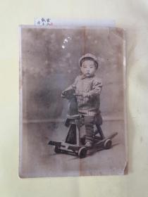 民国时期的老照片，骑木马的小朋友
