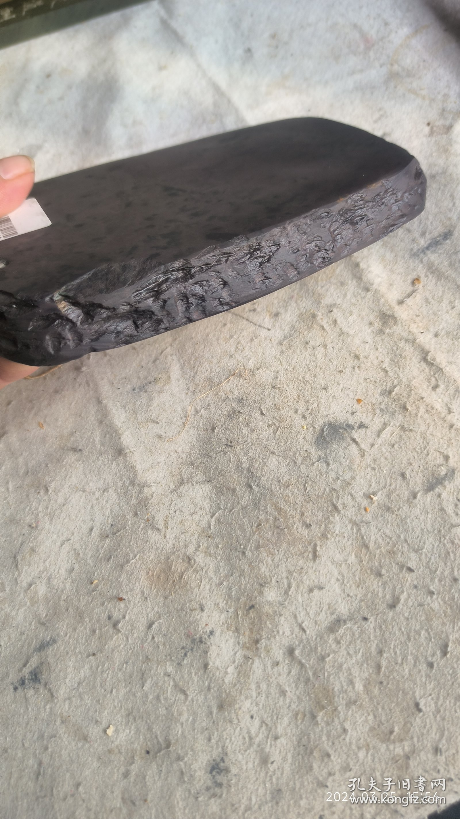 创汇时朝朝天岩大六寸敲边端砚，下发迅速而细腻。普通老书道墨条，也能研出紫蓝光。有一处石缺，见尾图。