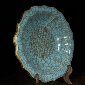 宋官窑冰裂纹包口铭文葵口洗，高6.5直径22cm