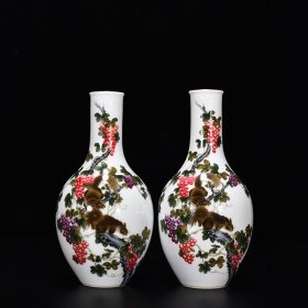 清乾隆珐琅彩松鼠葡萄纹胆瓶 高20厘米 宽10厘米