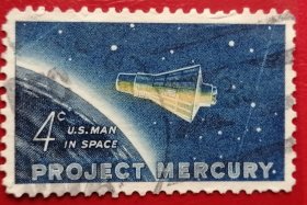 美国邮票 1962年 水星计划 1全信销 是美国第一个载人航天计划，原本由美国空军主导，后转由当时新成立的美国国家航空航天局负责。该计划的目标是向太空发射搭载宇航员的航天器并安全返回——而且最好先于苏联完成这一目标。水星计划自1958年10月7日开始正式实施，期间招募了美国第一批宇航员（7名），包括前期实验在内共进行了20次无人飞行，6次载人飞行。