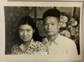 【老照片】1950年代夫妻小型合影照 （有背题）