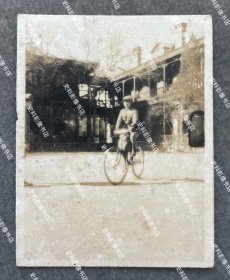 四五十年代 中国军人在部队里骑自行车留影 原版老照片一枚
