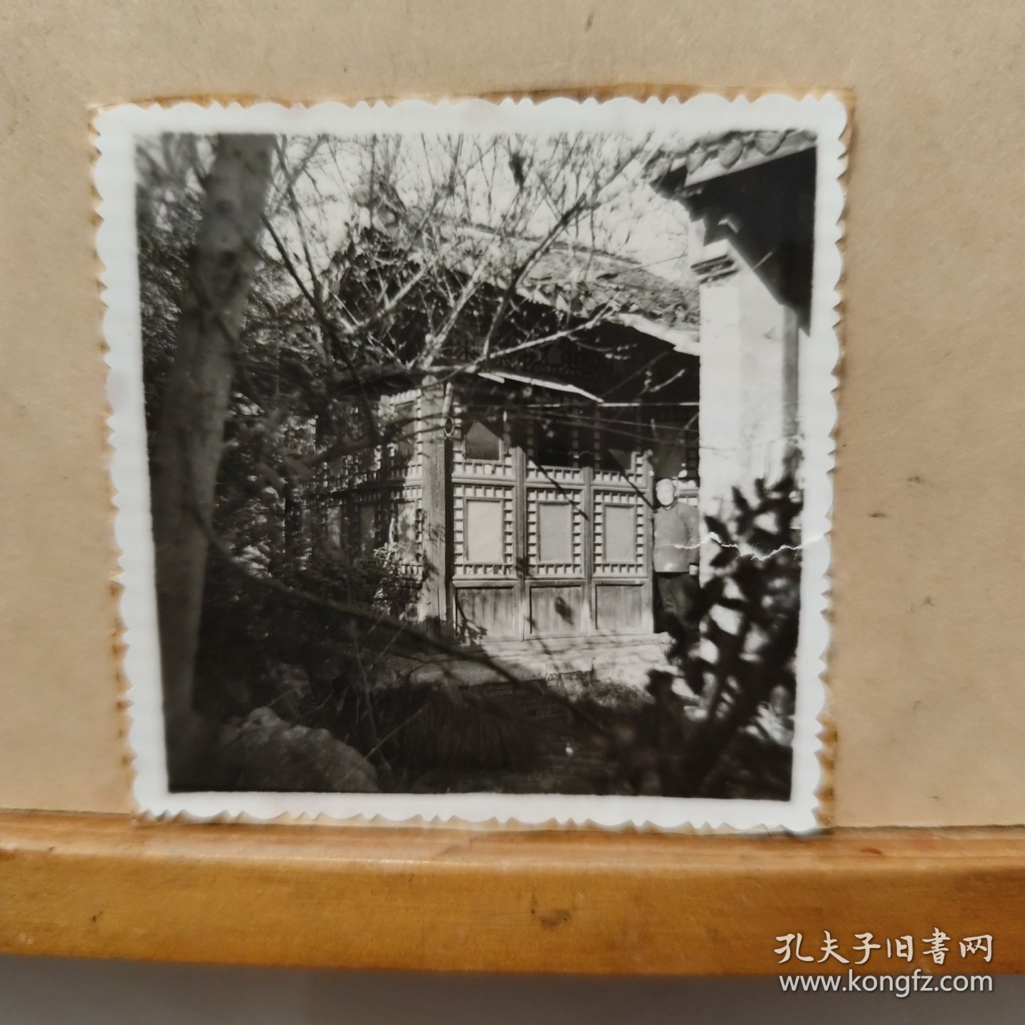 老照片 : 老宅门前 一一遥望(6cmx6cm)