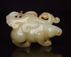 精品收藏，传世玉器，和田玉英雄 规格: 6.6×4.3×2.6厘米，重 80克。 玉质温润细腻，沁色自然，刀功老道，皮壳包浆一流，雕刻生动，线条流畅，品相完美！