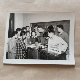 60年代新闻社稿黑白照片老师与学生做实验【24】