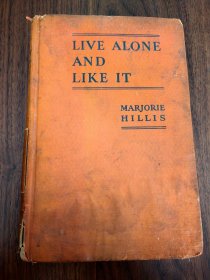 LIVE ALONE AND LIKE IT,1936年出版，
