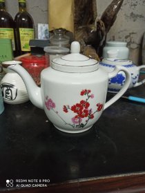 景德镇梅花茶壶，手绘料彩。盖有冲线，艺术瓷画精美。五十年代。