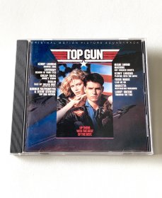 壮志凌云 Top Gun 原声CD
《壮志凌云》是由派拉蒙影业公司出品，由托尼·斯科特执导、汤姆·克鲁斯、凯莉·麦吉利斯、安东尼·爱德华兹、方·基默领衔主演的励志电影。影片于1986年5月16日在美国上映。电影原声更是经典，主题曲《Take My Breath Away》荣获1987年第59届奥斯卡奖最佳原创歌曲。

Top Gun 86日首版，索尼压盘，3200高价，内圈钢刻5+ 有几丝毛痕。