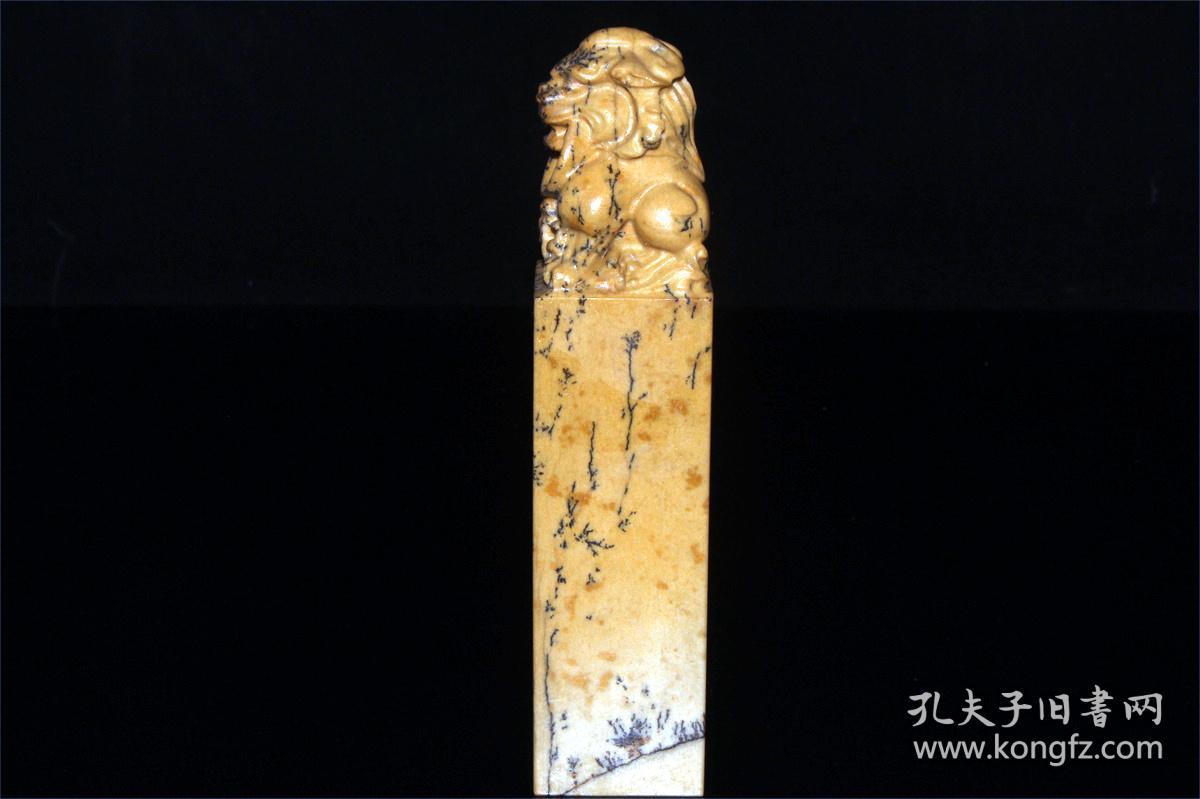 大印章 纯天然  黄木水草石   瑞兽呈祥  570g  水草纹路清晰，天然色彩，底子干净纯洁，属于上品水草石，看起来像木头一样的石头，真是感叹大自然的神奇（精品，非常漂亮）！！！