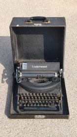 民国时期进口打字机， 品相完正漂亮， 包老包真 能正常使用。