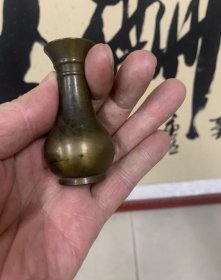 小铜瓶高6厘米。厚重