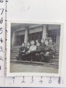 60-70年代时期福州铁路局九个美女佩戴毛主席像章手持红宝书在单位大门前合影泛银照片“大立毛泽东思想”“大学毛主席著作”“读毛主席的书，听毛主席的话，照毛主席的指示办事”少见旁边有一小孩偷拍入镜(福州铁路局职工相册一本)