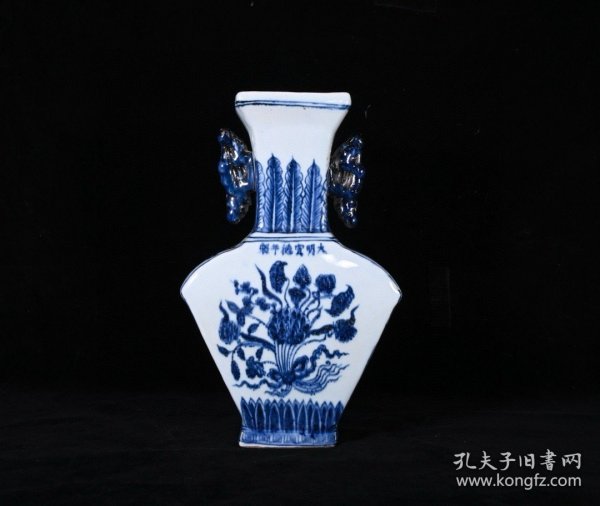 大明宣德青花一束莲纹双耳扁瓶,高27×17厘米