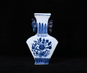 大明宣德青花一束莲纹双耳扁瓶,高27×17厘米