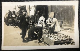 【民俗风情】民国北京路边水果摊贩及周边场景，可见摊位上摆放的苹果或是梨。老照片内容少见，较为难得