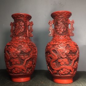 剔红漆器花瓶一对，高24.5厘米，宽13厘米，重1350克