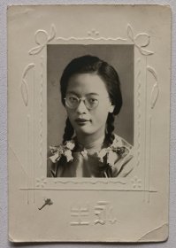 民国时期永生照相馆拍摄《麻花辫美女学生半身照》原版黑白老照片1张