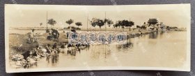 【开封旧影】1941年 开封新民公园龙亭驰道及潘家湖畔风景 原版老照片一枚（驰道尽头可见龙亭大殿全景，驰道上停有黄包车，潘家湖边坐有多名浣洗的妇人。龙亭是古都开封的标志性建筑之一，始建于清康熙年间，1925年经改建后命名为龙亭公园，1927年冯玉祥第二次主豫期间改为中山公园，1938年开封沦陷后被改作新民公园，1953年又改为龙亭公园。）