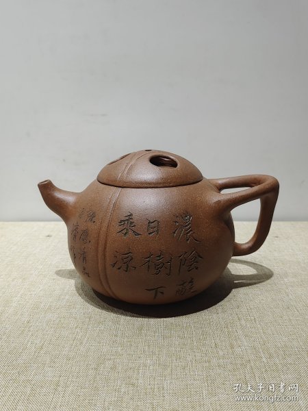 老珍藏，何心舟制《浙寧玉成窑造》底款，盖款［心舟］，刻绘老紫砂壶一把，.........