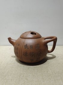 老珍藏，何心舟制《浙寧玉成窑造》底款，盖款［心舟］，刻绘老紫砂壶一把，.........