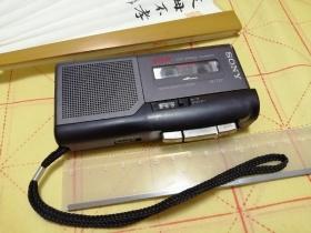 Sony采访机，索尼采访机，Sony M-727，日本生产，迷你录音机。成色如图，通电能播放，速度偏快，需打理，看清楚再下单，无法退换。