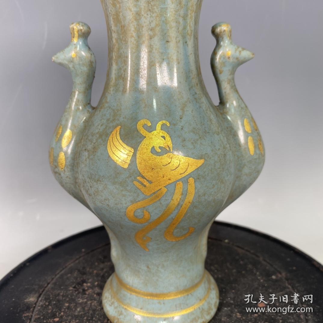 旧藏宝贝！宋汝窑描金赏瓶！本品器型周正，手工制作，做工精美。釉色漂亮，老化明显，磨损自然，保存完好，值得收藏。尺寸18*11厘米．