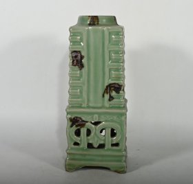 宋龙泉窑琮式瓶，高23×9厘米