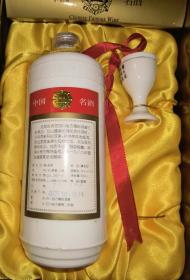1998年郎酒1瓶 暗红绒面高档礼盒内配郎酒专用酒杯。24来用多层塑料袋缠裹挥发很少。郎酒，出自四川省古蔺县二郎镇，中国国家地理标志产品。