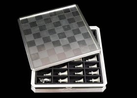 Garrard英国皇室御用品牌限量收藏级别纯银国际象棋， 约1979年产于英国伯明翰， 纯银重达6.1kg公斤，非常漂亮有质感。 每个棋子上均刻有英国走狮标与纯银标志，并且棋子按照纯银磨砂工艺与光面纯银工艺区分开， 包含有马头造型的棋子，精致设计，工艺贵气， 带有限量150套第76套限量编号，是可遇不可求的顶级收藏款象棋。