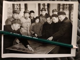 1972年照片四川省什邡县县委会领导成员学习大寨精神以粮为纲全面发展，制定农业发展计划