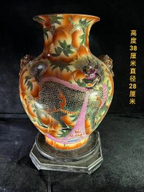 珐琅彩掐金丝招财瑞兽赏瓶，画工精美，做工精致，掐丝均匀漂亮，纹路清晰，品相如图。