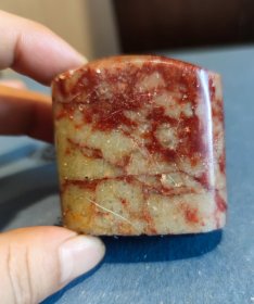 旧藏“寿山石印章” 印文·张长谦，石润如玉，细腻光滑如同玉石般，这种质地使得寿山石印章，不仅只有极高的观赏性，还拥有温润细腻的手感，让人爱不释手。高5 宽5 厚3厘米 。